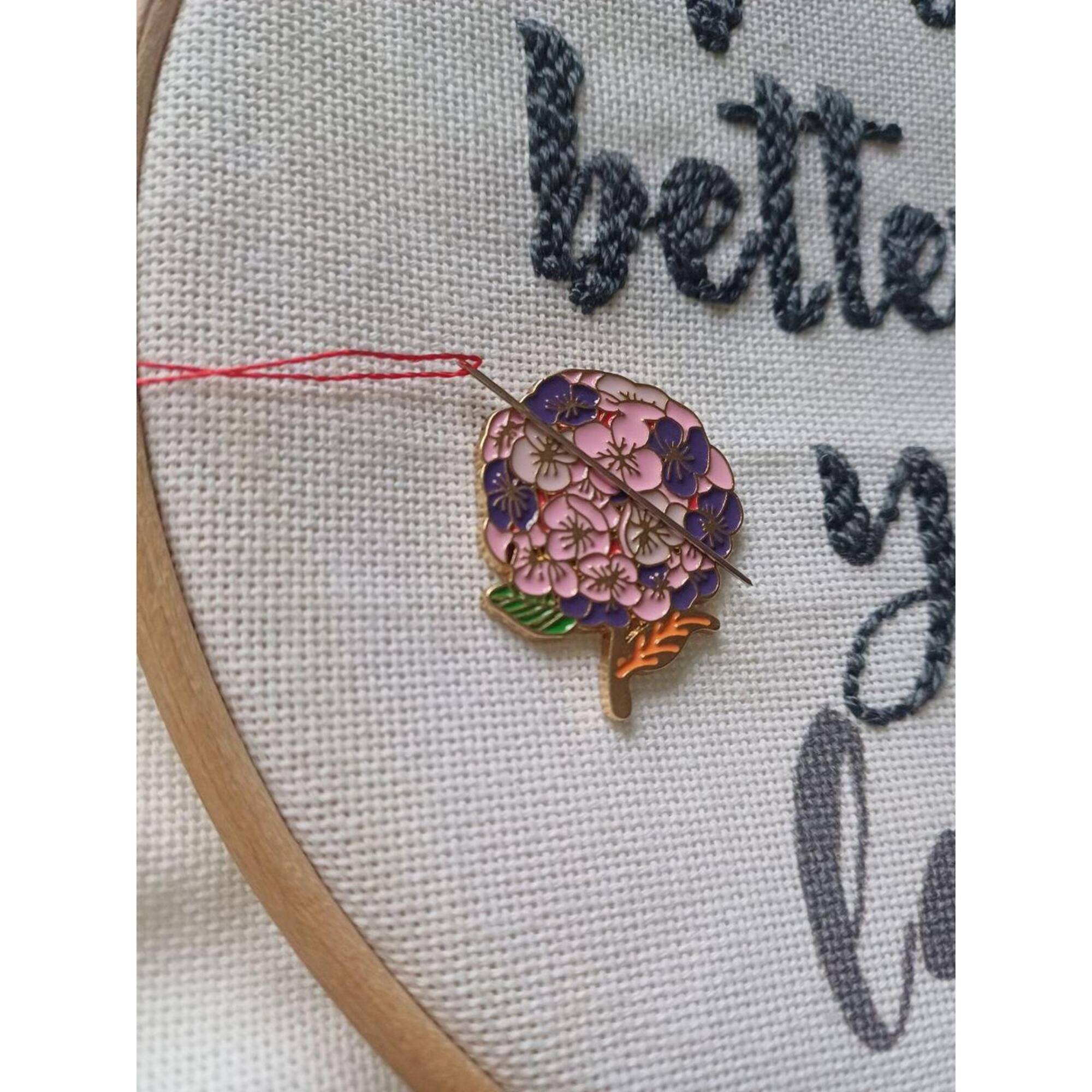 Wizardi 4/5" Flower Magnetic Needle Minder